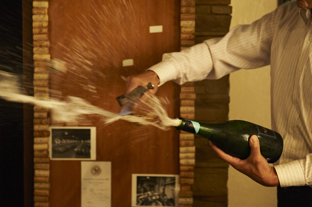 画像:貸切時は西洋式乾杯・サーベラージュできます